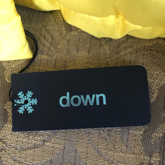 Gap Women’s Down Yellow Vest - Picture 4 of 7